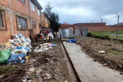 El muro de un colegio cae sobre dos mamás y las deja con fracturas, dice la junta escolar 