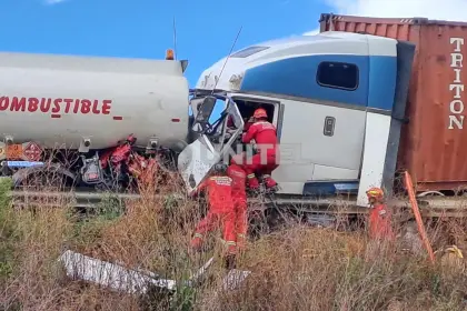 Un conductor queda atrapado entre fierros tras el impacto de un tráiler y una cisterna