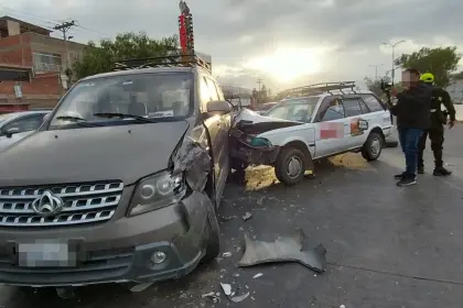 Choque entre un taxi, una vagoneta y un minibús deja a uno de los conductores heridos