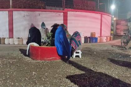 A las filas de vehículos por combustible se suman personas con bidones surtidores del eje central