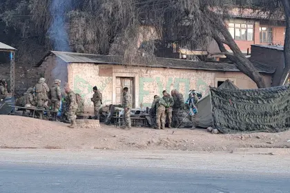 Policías y militares resguardan la ruta Cochabamba – Oruro tras desbloqueo en Parotani
