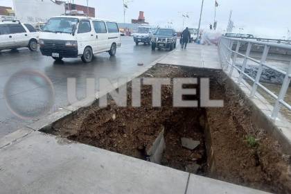 El Alto: lluvias provocan el sifonamiento de una acera en la avenida Costanera