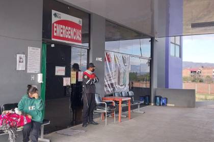 Joven fue golpeada con un martillo y herida con un arma blanca por su expareja, que se dio a la fuga