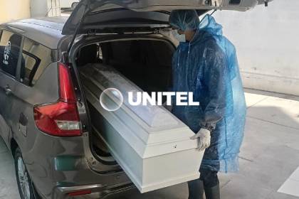 Autopsia revela que mujer hallada bajo una cama murió estrangulada; el sospechoso está prófugo