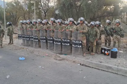 Hallan dinamita en una camioneta tras enfrentamiento con bloqueadores en Vinto; policías y militares mantienen vigilia