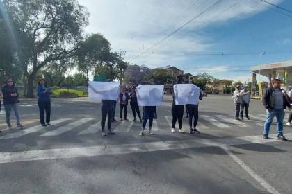 Vecinos protestan por vehículos que hacen fila por combustible afuera de sus casas