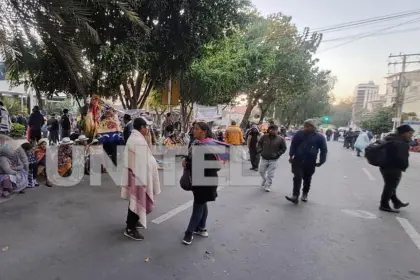 Evistas cumplen su segundo día de vigilia en el TED de Cochabamba exigiendo la candidatura de Evo
