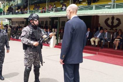 EEUU entrega equipamiento a la Policía para el resguardo de efectivos y ciudadanos