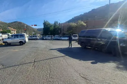 Transporte libre de Cochabamba bloquea el túnel de El Abra denunciando invasión de rutas de Sacaba