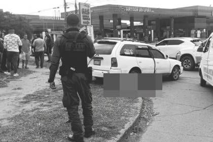 Choque entre dos vehículos deja al menos una fallecida y dos heridos en Santa Cruz