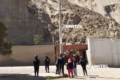 No hay heridos en deslizamiento de tierra y rocas en Achumani; Alcaldía de La Paz dice que no se descarta demolición controlada