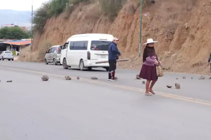 Bloqueo en el túnel El Abra: Cinco vehículos dañados y un herido por disputa de ruta entre conductores