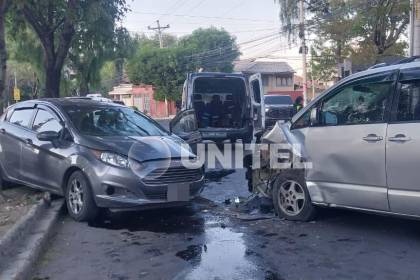Choque entre dos vehículos deja a tres personas heridas y daños materiales de consideración