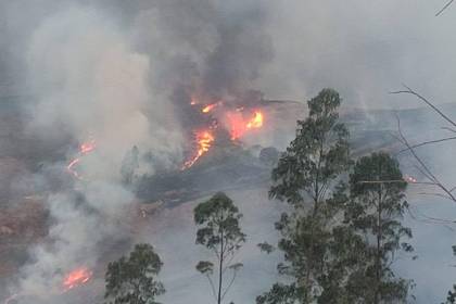 Cochabamba: Helicóptero con Bambi Bucket se suma a la lucha contra el incendio en Pocona