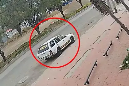 Cámara capta el vehículo en el que delincuentes llegan y luego huyen tras atracar una empresa