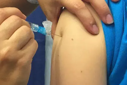 Disponen tolerancia de dos horas para trabajadores que acudan a recibir vacuna contra la influenza