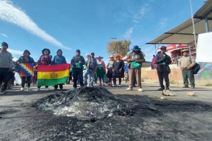 Bloqueos en Huayllani persisten y cortan el paso en la ruta nueva entre Cochabamba y Santa Cruz 