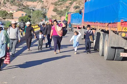 Con maletas y hasta con niños, pasajeros deben caminar kilómetros ante los bloqueos en Cochabamba