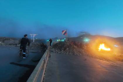 Tercer día de bloqueo en La Paz: Campesinos refuerzan protesta en la ruta hacia el lago Titicaca para exigir la renuncia de Arce