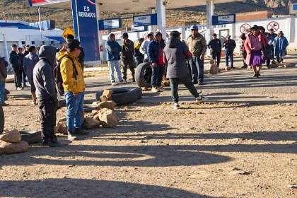 Ministro compromete suministro de combustible para Potosí tras el bloqueo en la ruta hacia Sucre