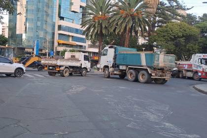 Empresas constructoras bloquean inmediaciones de la Alcaldía de Cochabamba exigiendo pagos de la gestión 2022