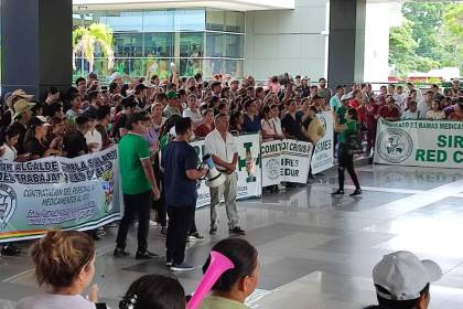 Trabajadores de salud protestan en la Quinta Municipal en reclamo por sueldos adeudados