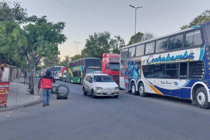 De los bloqueos a las filas, Transporte Pesado de Cochabamba dice que la espera por diésel se agrava