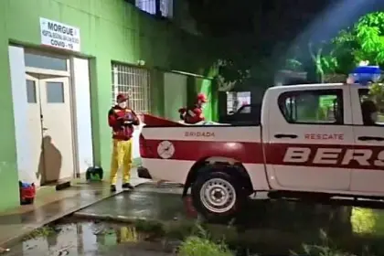 Choque frontal entre un bus y una vagoneta en Tarija deja víctimas fatales de una familia