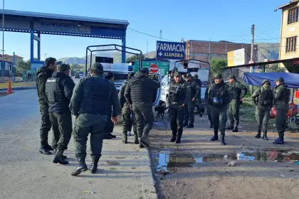 La Policía resguarda la ruta hacia el occidente ante reporte de “bloqueos esporádicos” de la COB