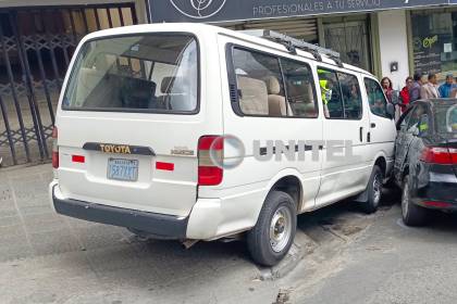 Minibús atropella a dos mujeres y choca contra un auto en pleno centro paceño