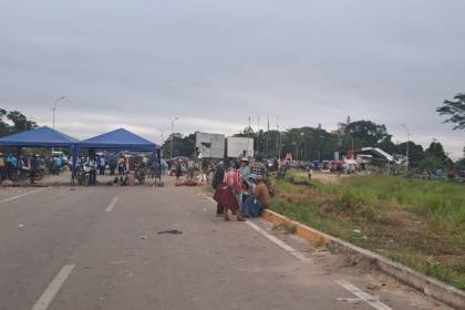 “Hacen bloqueo de todo y perjudican”: pasajeros caminan y gastan en transbordos por los bloqueos 