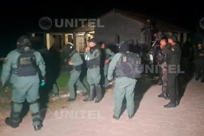 Un contingente policial llega al pozo petrolero tomado por campesinos en Santa Cruz