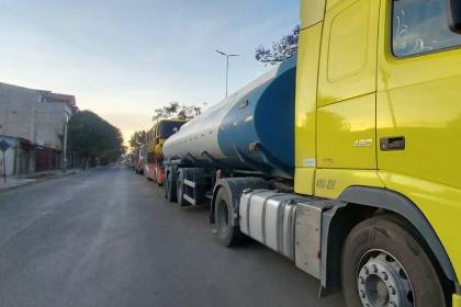 Filas por diésel y gasolina, conductores en el eje central buscan abastecer sus vehículos