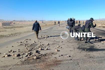 Policías y militares realizan trabajos de limpieza en las carreteras de Oruro