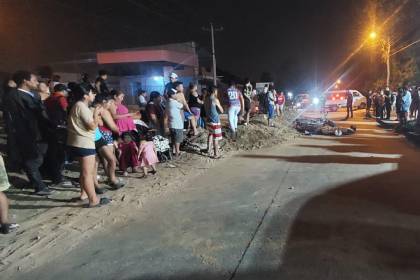 Motociclista fallece tras chocar contra promontorio de tierra en una calle que está siendo asfaltada