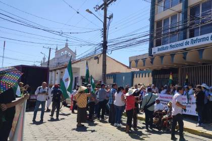 Protesta contra la confiscación llega al INRA y otras entidades del Estado