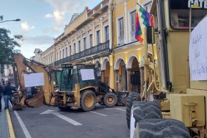 Con tractores y excavadoras, empresas constructoras bloquean el centro de Cochabamba exigiendo a la Alcaldía los pagos adeudados