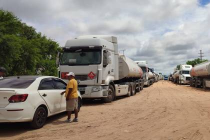Conductores denuncian que suman 24 días que más de 700 cisternas están varadas en puertas de YPFB para descargar