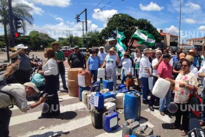 Productores protestan en puertas de YPFB Santa Cruz ante la falta de combustible