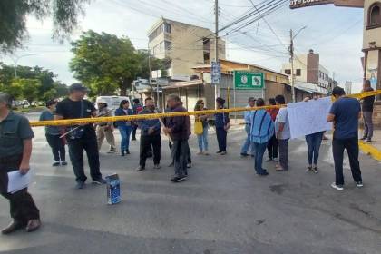 Cochabamba: Vecinos bloquean una avenida en contra del asentamiento de comerciantes en las aceras