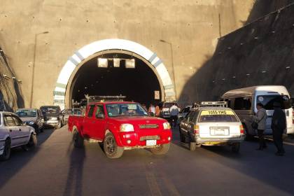 Vecinos de Sacaba instalan al menos dos puntos de bloqueo exigiendo abrogación de una ley municipal y asfalto de una avenida
