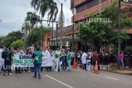 Personal de salud protesta en puertas de la Gobernación cruceña; exigen atención a sus demandas 