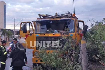 Camión con carga de garrafas impacta contra la jardinera central de la avenida Blanco Galindo en Cochabamba