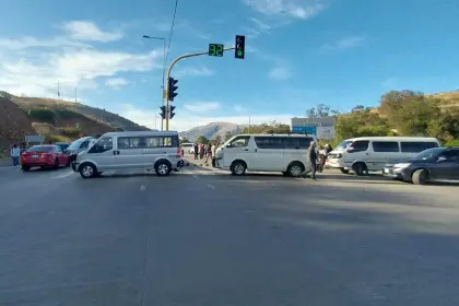 Transportistas de Cochabamba bloquean las rutas al oriente y al occidente en demanda de combustible