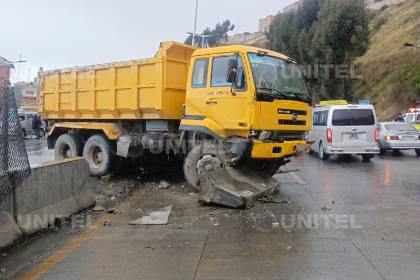 Volqueta chocó contra un minibús y destruyó separadores viales en La Paz