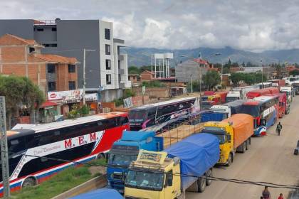 Tras limpieza, habilitan paso total por la carretera que une Cochabamba con Oruro y La Paz