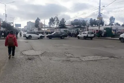 Sin hora ni fecha, el Gobierno convoca a los choferes al diálogo en medio del bloqueo de vías y el repliegue de micros