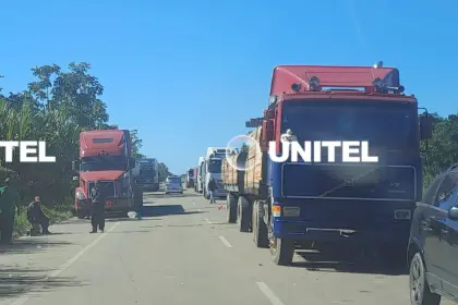 Vehículos permanecen atrapados en el bloqueo del puente Ichilo, límite entre Cochabamba y Santa Cruz