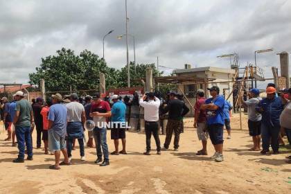 Conductores protestan en la refinería de Palmasola y denuncian que más de 700 cisternas no pueden descargar combustibles