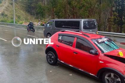 10 heridos deja el choque de un minibús con otro vehículo en la autopista La Paz - El Alto 